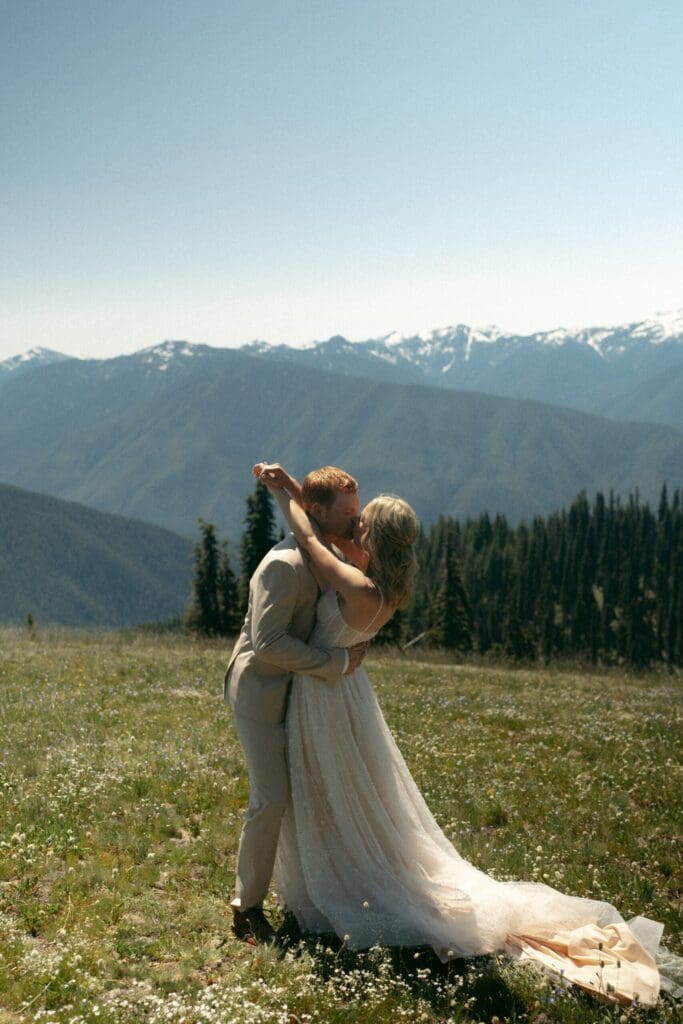 Couple kissing in an open field with mountain views near Portland, Oregon